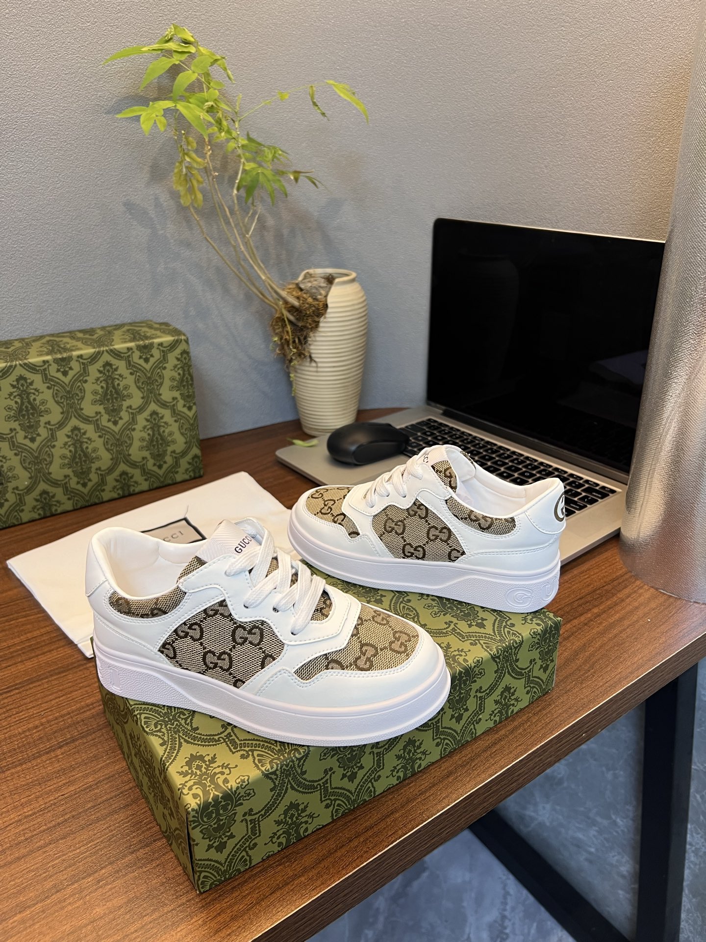 Children's shoes child